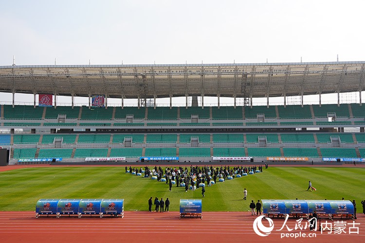 蒙超決賽文藝演出彩排現(xiàn)場。實習生 牛佳攝