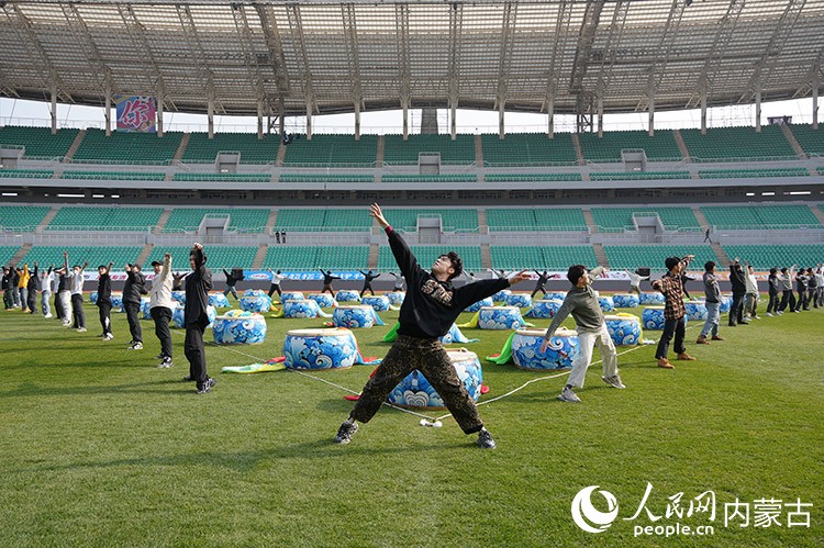 蒙超決賽文藝演出彩排現(xiàn)場。實習生 牛佳攝