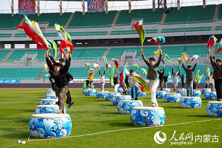 蒙超決賽文藝演出彩排現(xiàn)場。實習生 牛佳攝