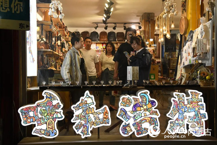 游客挑選紀念品。人民網(wǎng)記者 張雪冬攝