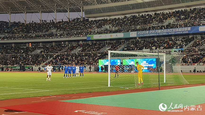 呼和浩特隊31號球員馬庫斯主罰點球。實習生 周雨帆攝