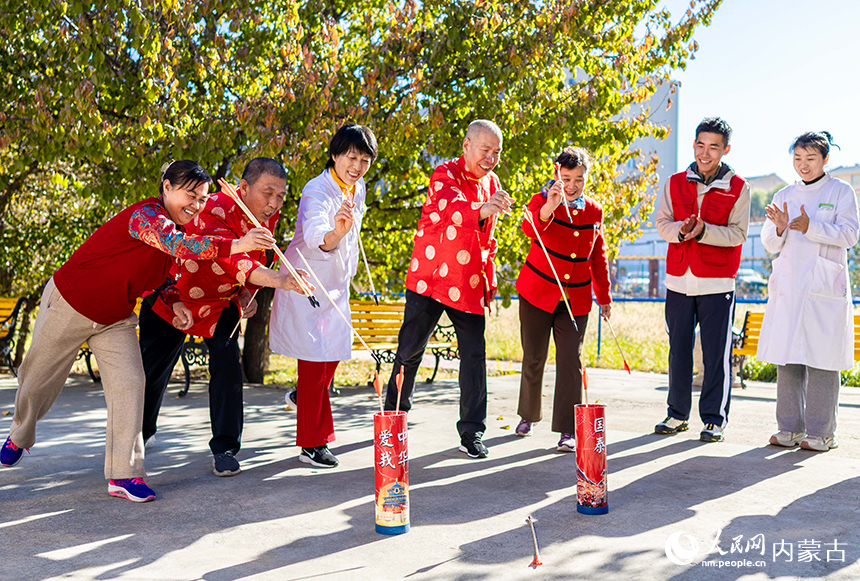 老人們?cè)诤艉秃铺厥杏袢獏^(qū)民政局“愛心敬老 情暖重陽”主題活動(dòng)現(xiàn)場(chǎng)玩投壺游戲。丁根厚攝