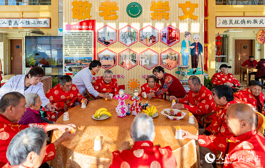 老人們在呼和浩特市玉泉區(qū)民政局“愛心敬老 情暖重陽”主題活動現(xiàn)場玩趣味游戲。丁根厚攝