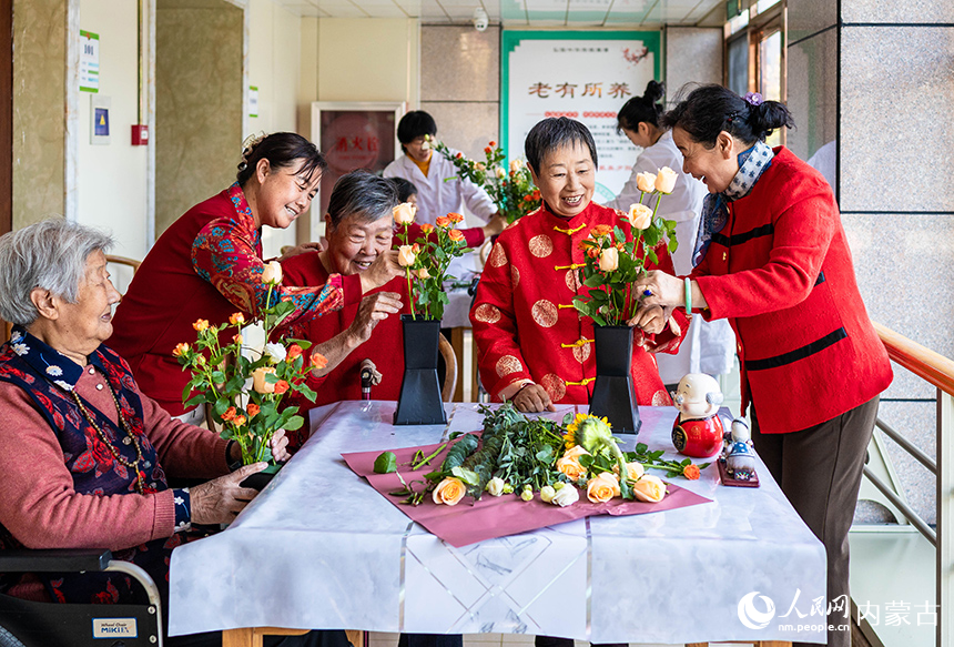 老人們?cè)诤艉秃铺厥杏袢獏^(qū)民政局“愛(ài)心敬老 情暖重陽(yáng)”主題活動(dòng)現(xiàn)場(chǎng)體驗(yàn)插花花藝。丁根厚攝