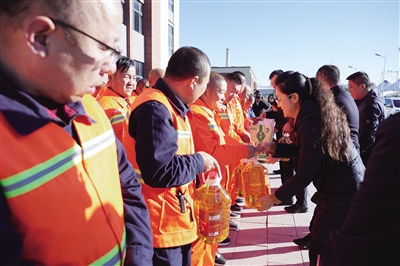 呼和浩特市玉泉區(qū)總工會(huì)慰問(wèn)環(huán)衛(wèi)工人。