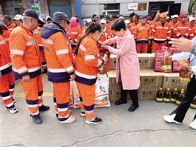 烏海市總工會(huì)與海南區(qū)總工會(huì)聯(lián)合為環(huán)衛(wèi)工人送上慰問(wèn)物資。