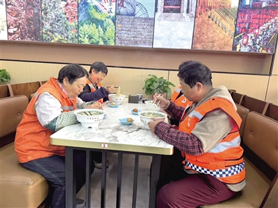 阿拉善高新技術(shù)產(chǎn)業(yè)開(kāi)發(fā)區(qū)工會(huì)聯(lián)合愛(ài)心商家開(kāi)展環(huán)衛(wèi)工人免費(fèi)吃拉面活動(dòng)。