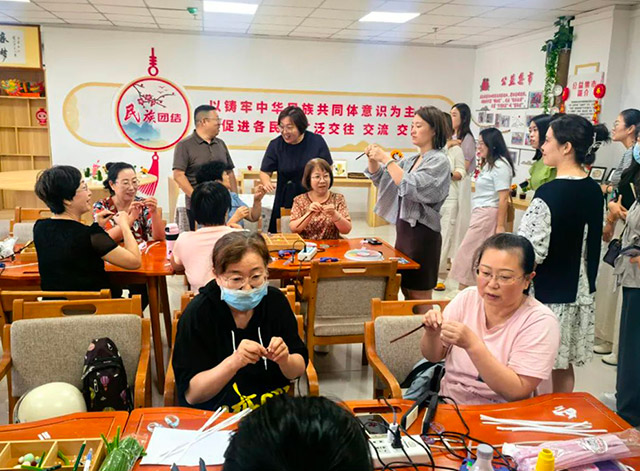 鳳凰嶺街道辦事處的“巧娘”正在學(xué)習(xí)手工編織