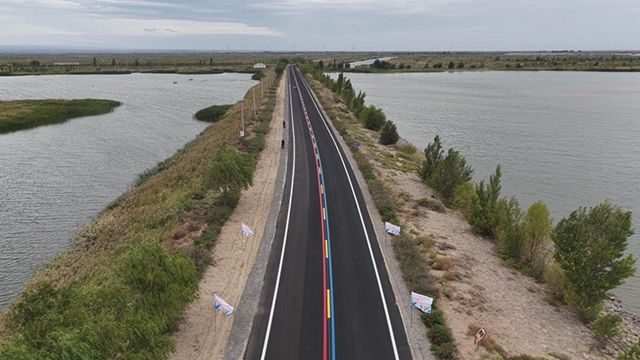 磴口縣環(huán)奈倫湖瀝青路。姚鑫攝