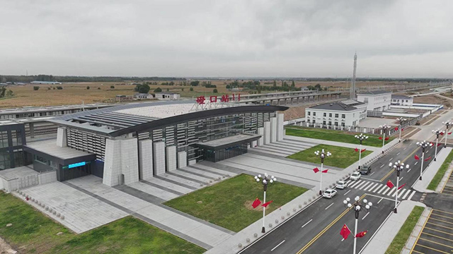 高鐵磴口站站前廣場。姚鑫攝