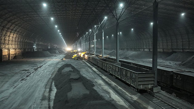 裝載機(jī)械正在為浩吉煤炭專列裝煤。王琪攝