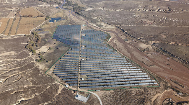 東勝區(qū)柴登村光伏基地項目。劉冬攝