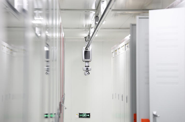 風(fēng)電場升壓站智慧巡檢機器人。劉冬攝