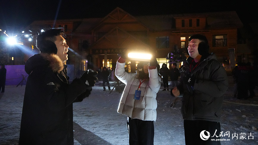 11月6日，呼倫貝爾市根河市的敖魯古雅廣場(chǎng)，許多媒體人在現(xiàn)場(chǎng)報(bào)道。人民網(wǎng)記者 張力洋攝
