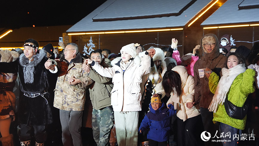 11月6日，呼倫貝爾市根河市的敖魯古雅廣場，游客們圍著篝火，載歌載舞。人民網(wǎng)記者 富麗娟攝