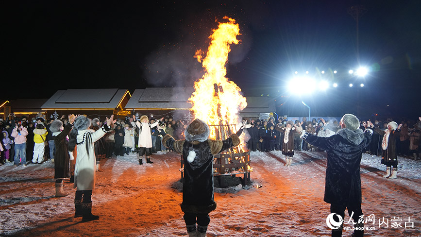 11月6日，呼倫貝爾市根河市的敖魯古雅廣場，游客們圍著篝火，載歌載舞。人民網(wǎng)記者 張力洋攝