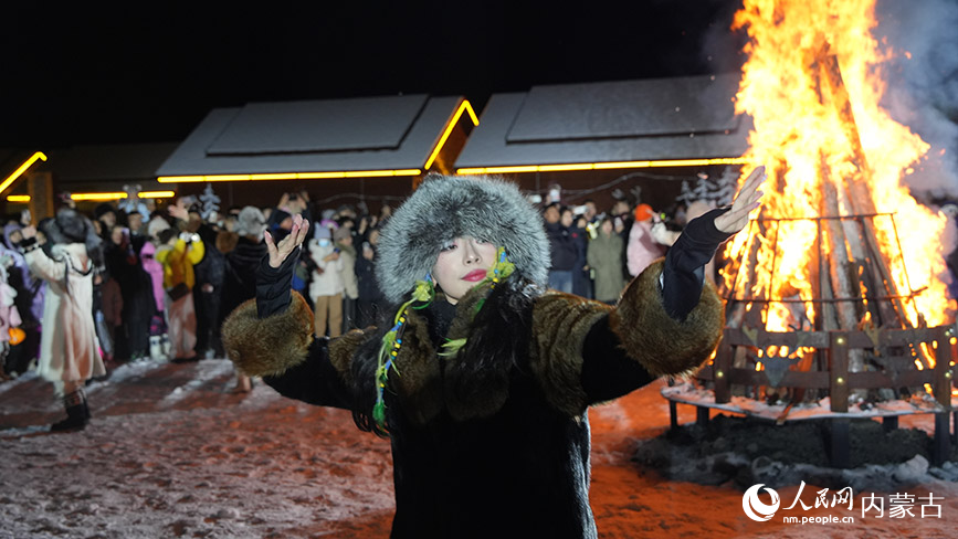 11月6日，呼倫貝爾市根河市的敖魯古雅廣場(chǎng)，舞蹈演員在篝火前跳舞。人民網(wǎng)記者 張力洋攝