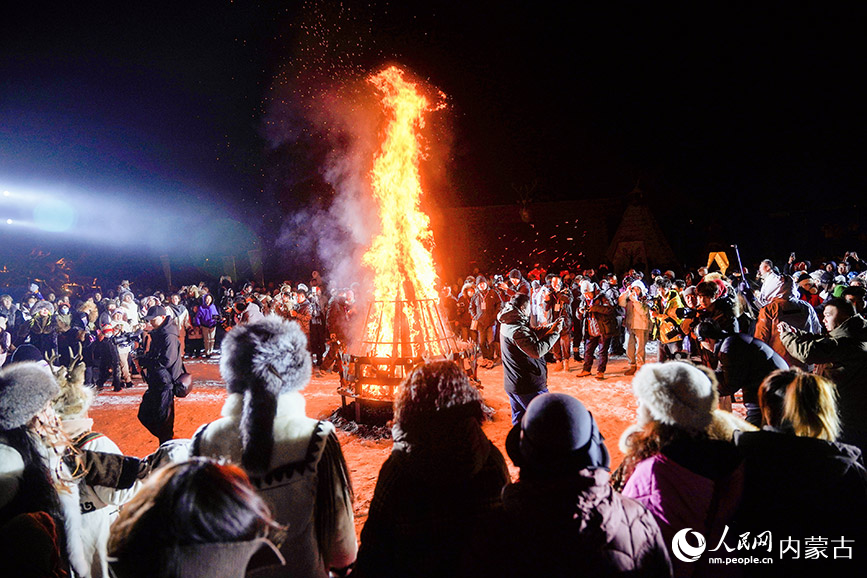 11月6日，呼倫貝爾市根河市的敖魯古雅廣場(chǎng)，一場(chǎng)浪漫的篝火晚會(huì)點(diǎn)燃了夜空。根河市文化旅游廣電局供圖