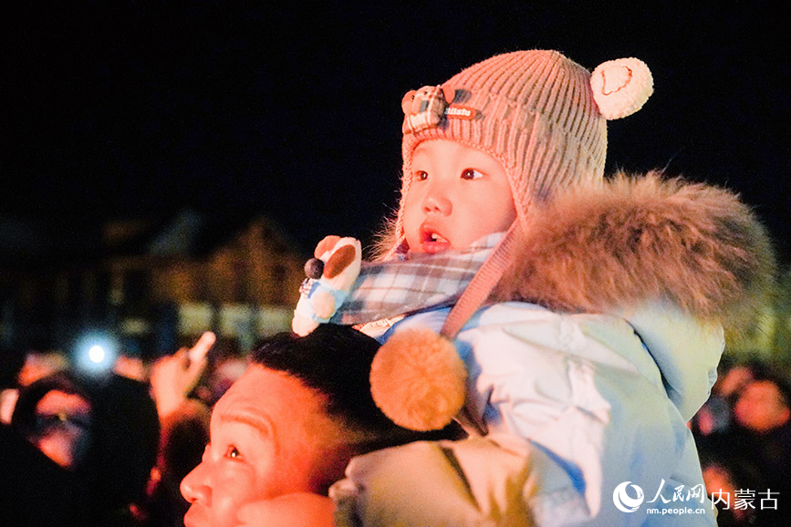 11月6日，呼倫貝爾市根河市的敖魯古雅廣場的篝火活動吸引眾多游客。根河市文化旅游廣電局供圖