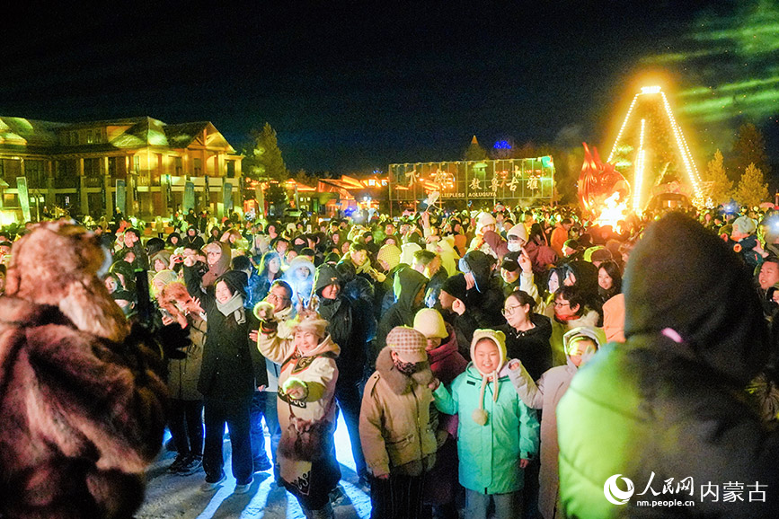 11月6日，呼倫貝爾市根河市的敖魯古雅廣場的篝火活動吸引眾多游客。根河市文化旅游廣電局供圖