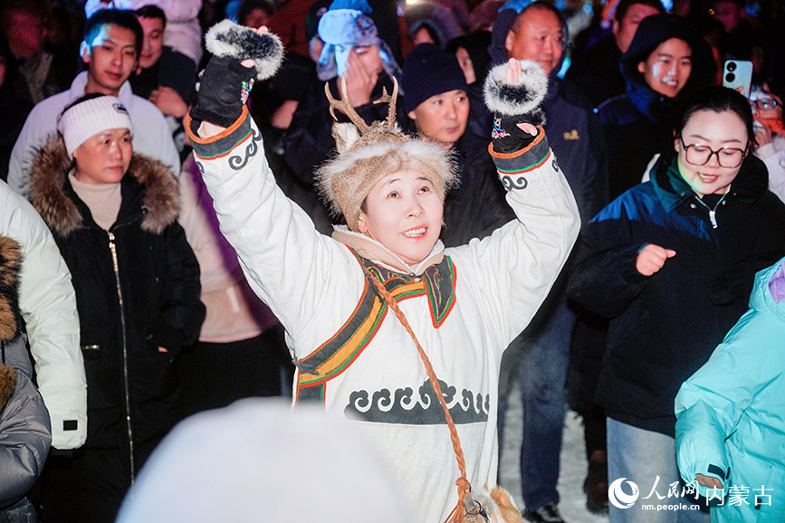 11月6日，呼倫貝爾市根河市的敖魯古雅廣場的篝火活動(dòng)吸引眾多游客。根河市文化旅游廣電局供圖