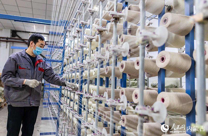 內(nèi)蒙古呼和浩特市玉泉區(qū)裕隆產(chǎn)業(yè)園精卓羊絨制品有限公司的生產(chǎn)車間內(nèi)，工人在生產(chǎn)線上趕制羊絨制品訂單。丁根厚攝