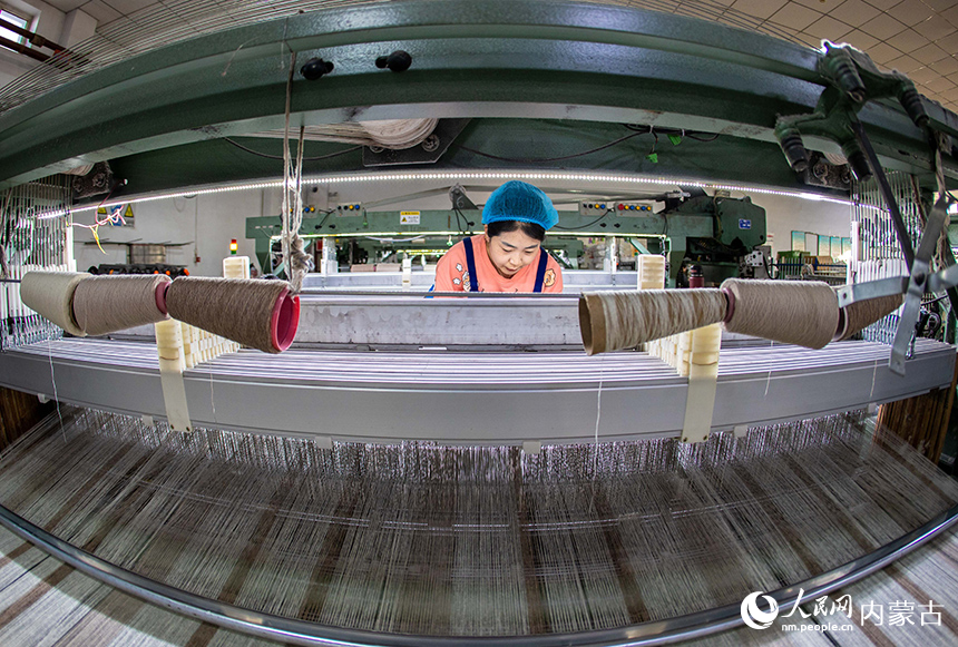內(nèi)蒙古呼和浩特市玉泉區(qū)裕隆產(chǎn)業(yè)園精卓羊絨制品有限公司的生產(chǎn)車間內(nèi)，工人在生產(chǎn)線上趕制羊絨制品訂單。丁根厚攝