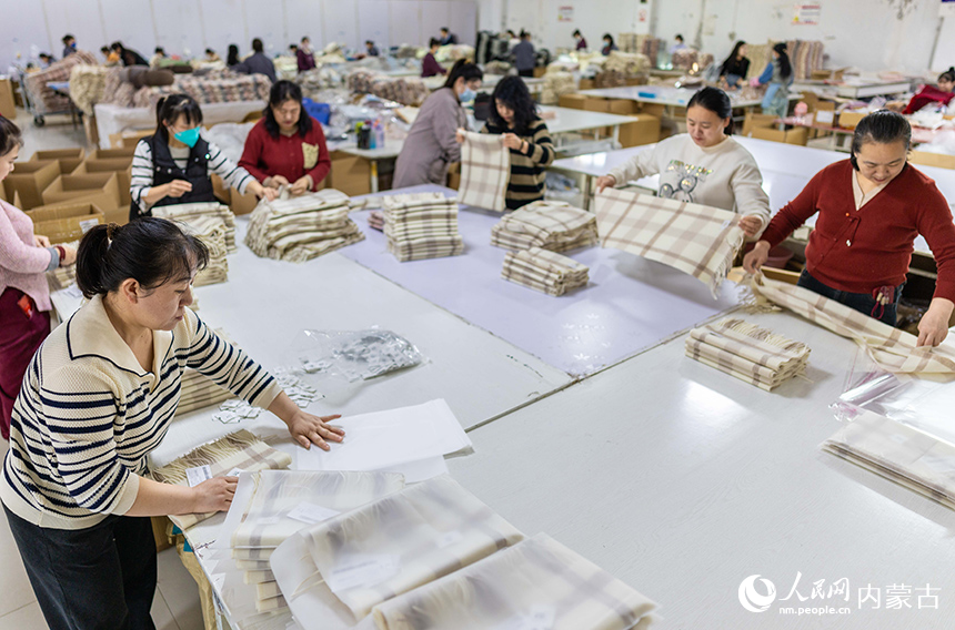 內蒙古呼和浩特市玉泉區(qū)裕隆產業(yè)園精卓羊絨制品有限公司的生產車間內，工人在生產線上趕制羊絨制品訂單。丁根厚攝