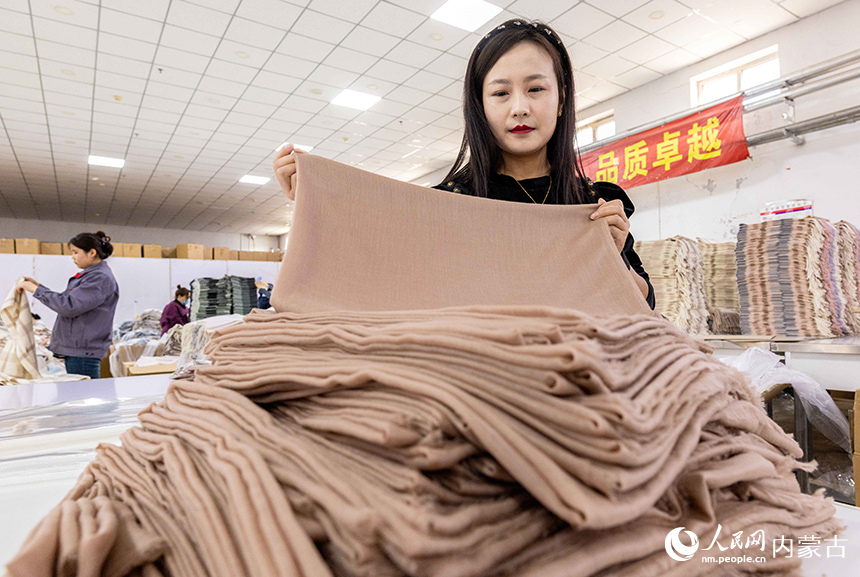 內(nèi)蒙古呼和浩特市玉泉區(qū)裕隆產(chǎn)業(yè)園精卓羊絨制品有限公司的生產(chǎn)車間內(nèi)，工人在生產(chǎn)線上趕制羊絨制品訂單。丁根厚攝