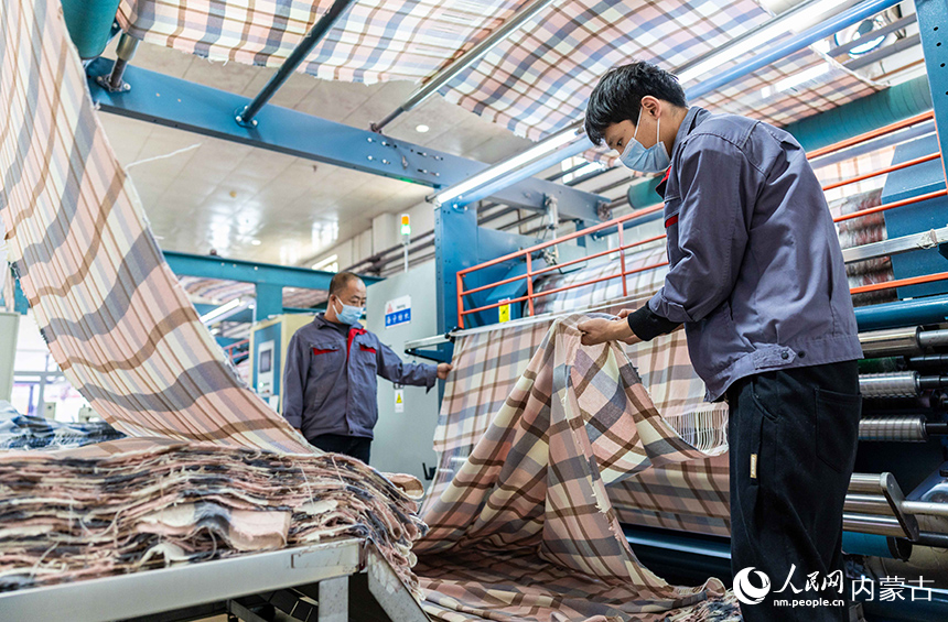 內(nèi)蒙古呼和浩特市玉泉區(qū)裕隆產(chǎn)業(yè)園精卓羊絨制品有限公司的生產(chǎn)車(chē)間內(nèi)，工人在生產(chǎn)線上趕制羊絨制品訂單。丁根厚攝