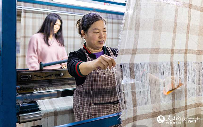 內(nèi)蒙古呼和浩特市玉泉區(qū)裕隆產(chǎn)業(yè)園精卓羊絨制品有限公司的生產(chǎn)車間內(nèi)，工人在生產(chǎn)線上趕制羊絨制品訂單。丁根厚攝