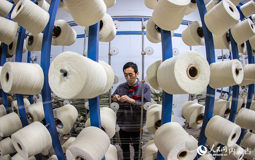 內(nèi)蒙古呼和浩特市玉泉區(qū)裕隆產(chǎn)業(yè)園精卓羊絨制品有限公司的生產(chǎn)車間內(nèi)，工人在生產(chǎn)線上趕制羊絨制品訂單。丁根厚攝