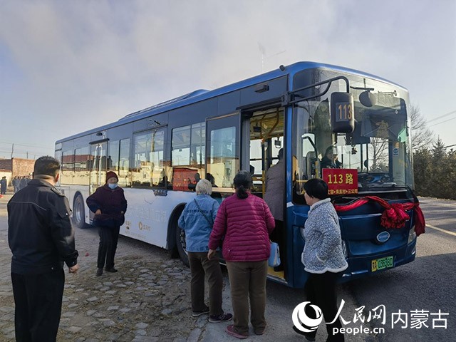 呼和浩特113路公交車延伸至老丈窯村的通車儀式現(xiàn)場(chǎng)。賽罕區(qū)融媒體中心供圖