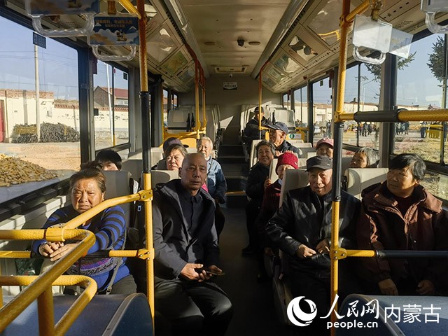 民乘坐113路公交車。賽罕區(qū)融媒體中心供圖