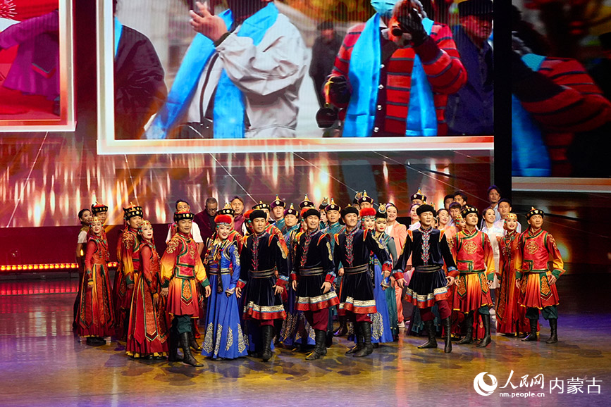 烏蘭牧騎隊員們表演舞蹈。實習生 牛佳攝