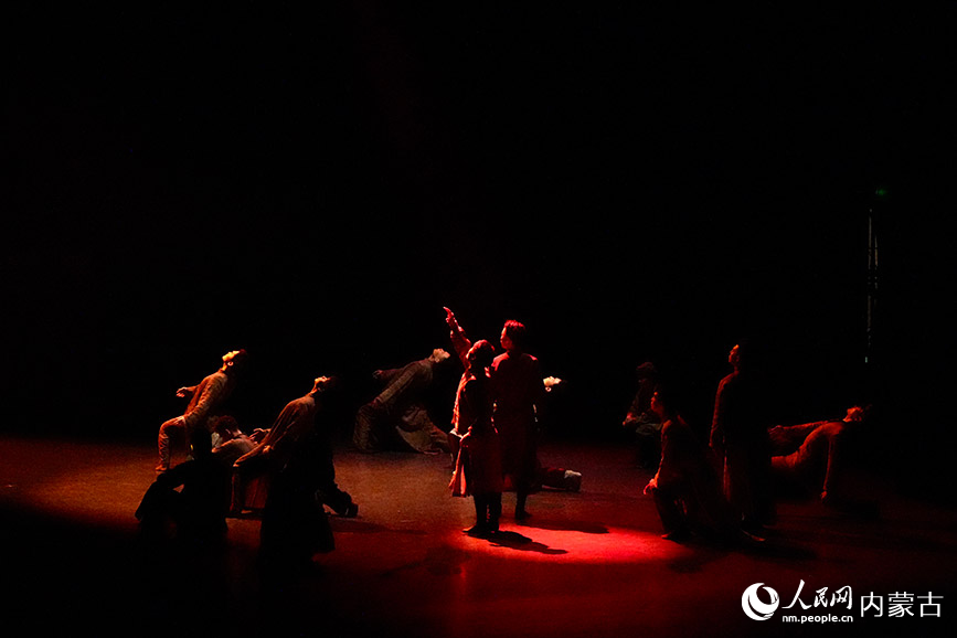 烏蘭牧騎隊員們表演舞蹈。實習(xí)生 牛佳攝