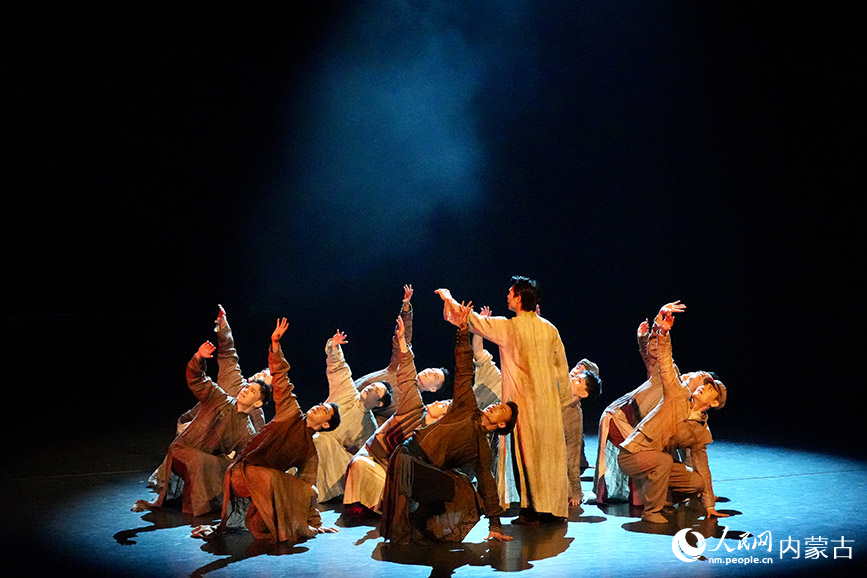 烏蘭牧騎隊(duì)員們表演舞蹈。實(shí)習(xí)生 牛佳攝