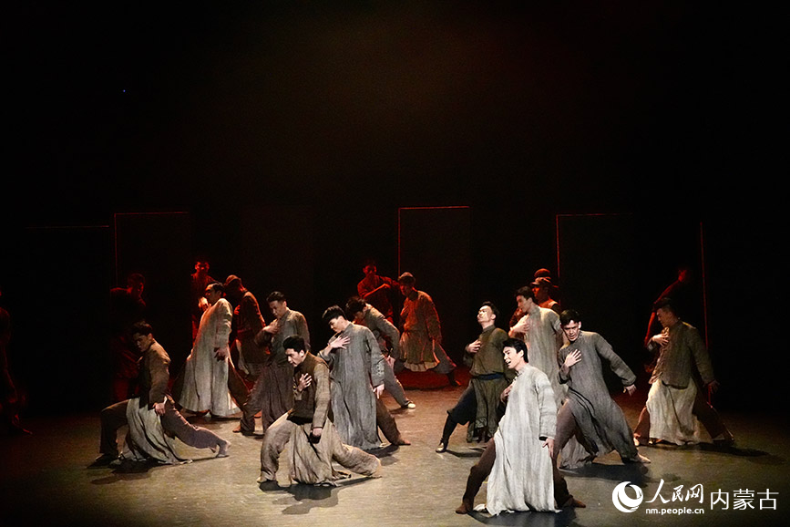 烏蘭牧騎隊(duì)員們表演舞蹈。實(shí)習(xí)生 牛佳攝