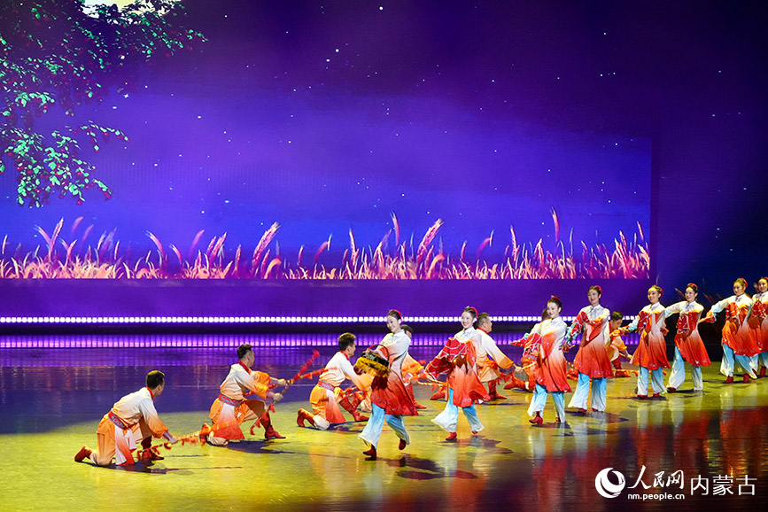 烏蘭牧騎隊員們表演舞蹈。實習生 牛佳攝