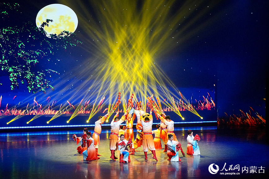 烏蘭牧騎隊員們表演舞蹈。實習(xí)生 牛佳攝