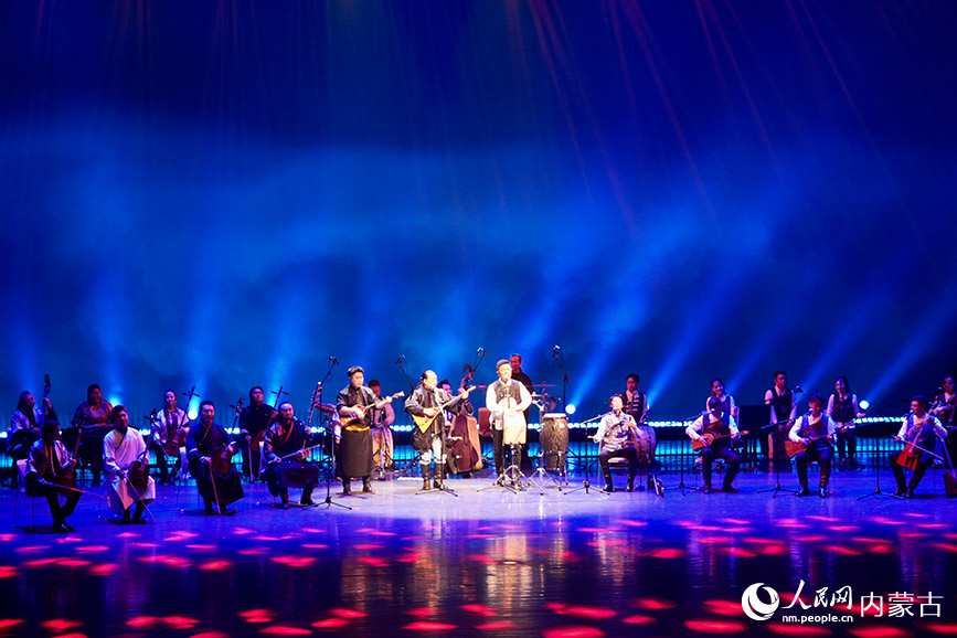 烏蘭牧騎隊(duì)員們載歌載舞。實(shí)習(xí)生 牛佳攝