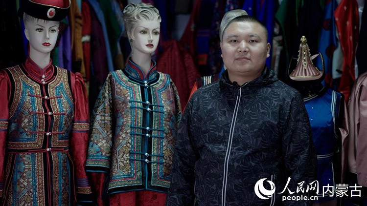 返鄉(xiāng)創(chuàng)業(yè)大學(xué)生敖民在自己的店鋪內(nèi)。人民網(wǎng)記者 齊浩男攝