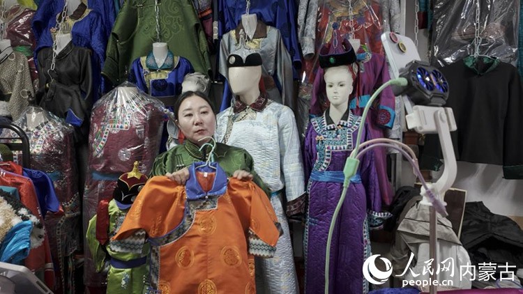 巴林非遺工坊的商戶，正在通過(guò)直播帶貨的方式宣傳和銷售蒙古族服飾（巴林服飾）。人民網(wǎng)記者 張力洋攝