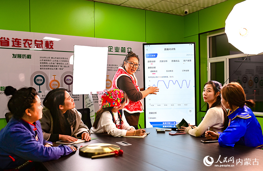 在烏蘭浩特市烏蘭哈達(dá)鎮(zhèn)三合村電商直播基地，“連農(nóng)學(xué)院”教師張美欣（右三）向?qū)W員傳授直播帶貨技能。王正攝