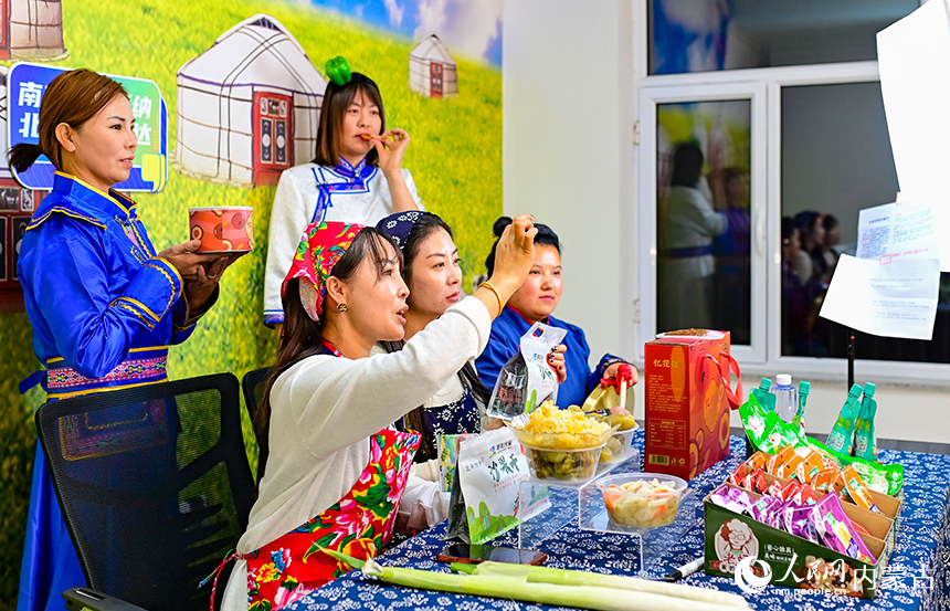 在烏蘭浩特市烏蘭哈達鎮(zhèn)三合村電商直播基地，“連農(nóng)學院”學員直播帶貨。王正攝