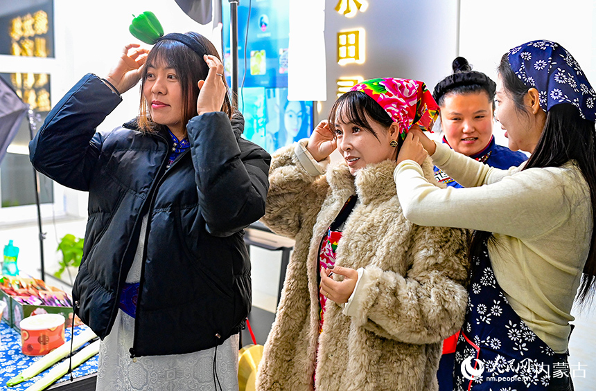 在烏蘭浩特市烏蘭哈達(dá)鎮(zhèn)三合村電商直播基地，“連農(nóng)學(xué)院”學(xué)員準(zhǔn)備直播帶貨。王正攝