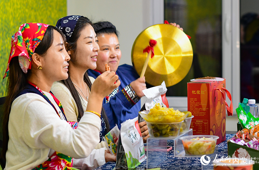 在烏蘭浩特市烏蘭哈達(dá)鎮(zhèn)三合村電商直播基地，“連農(nóng)學(xué)院”學(xué)員直播帶貨。王正攝