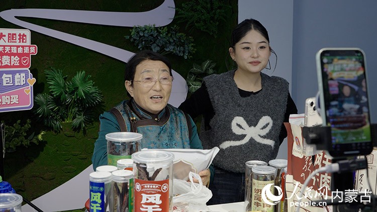 白秀枝在自營品牌的網(wǎng)絡直播間里，線上帶貨。人民網(wǎng)記者 張力洋攝
