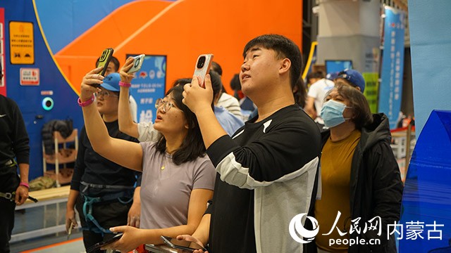 觀眾記錄比賽精彩瞬間。人民網(wǎng)記者 齊浩男攝