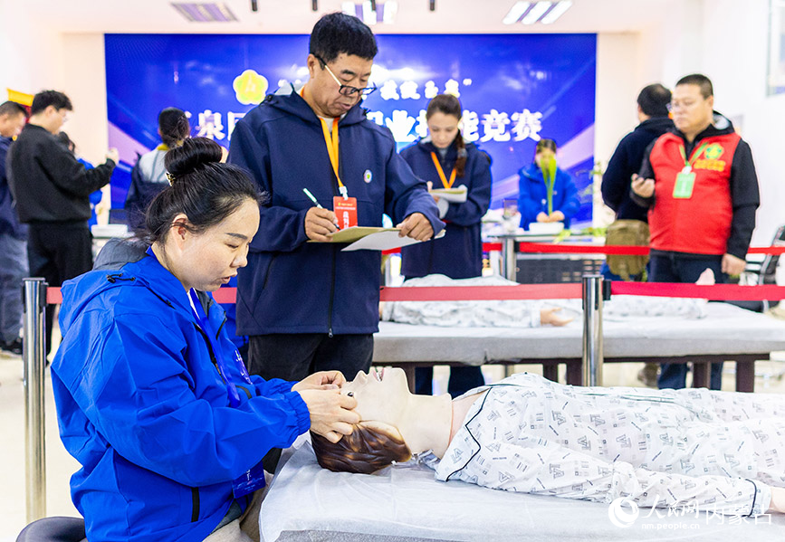 11月16日，呼和浩特市玉泉區(qū)殘疾人職業(yè)技能競賽現(xiàn)場，參賽選手在“盲人保健按摩”項目比賽中。丁根厚攝